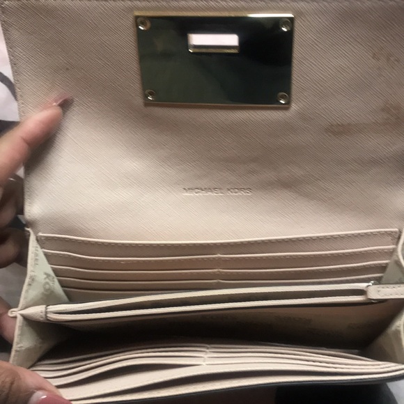 Michael Kors pink locking wallet - Picture 8 of 14